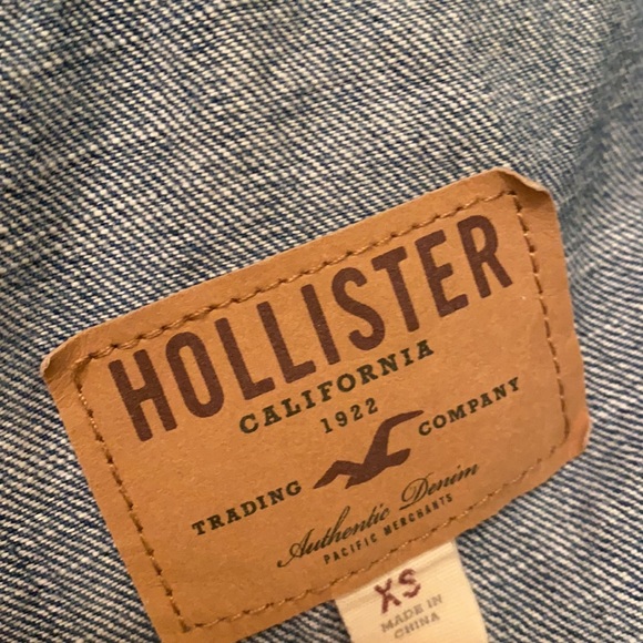 Distressed hollister Jean jacket with sleeves - Picture 2 of 5
